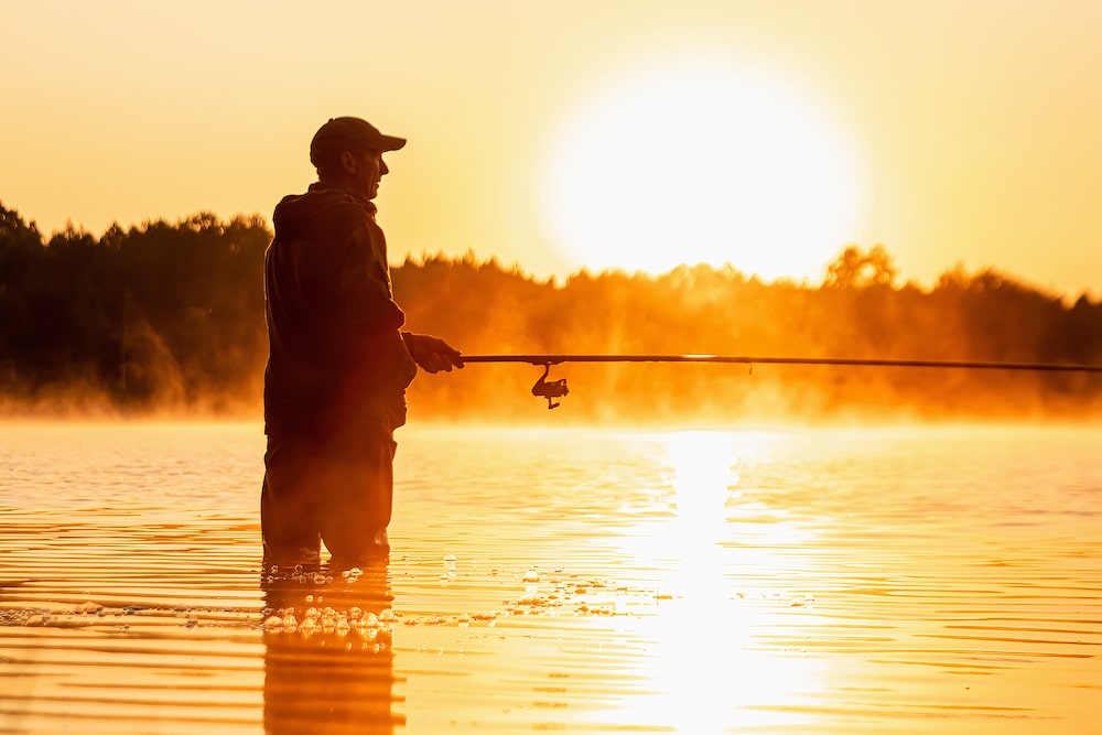 Kuva kalastajasta aamuruskossa